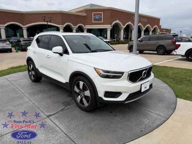 2019 Volvo XC40 Momentum AWD photo