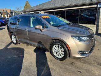 2017 Chrysler Pacifica Minivan Touring-L FWD photo