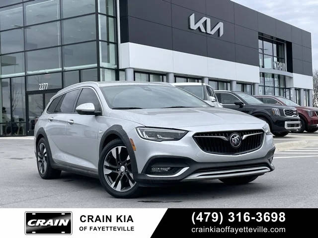 2018 Buick Regal TourX Essence AWD photo