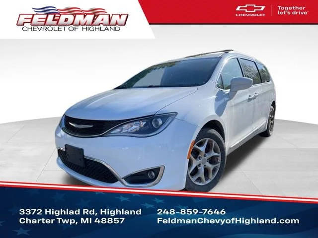 2017 Chrysler Pacifica Minivan Touring-L FWD photo