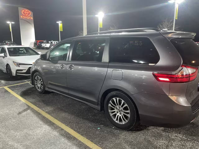 2018 Toyota Sienna XLE FWD photo