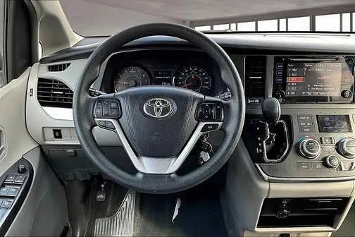 2017 Toyota Sienna LE FWD photo