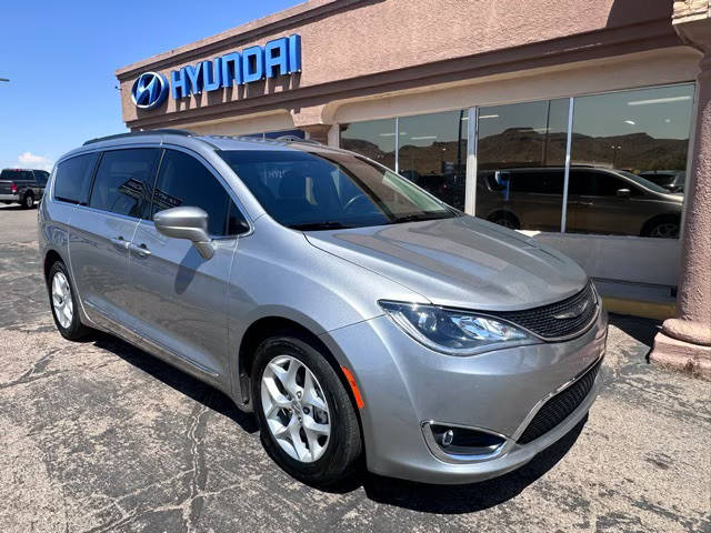 2017 Chrysler Pacifica Minivan Touring-L FWD photo