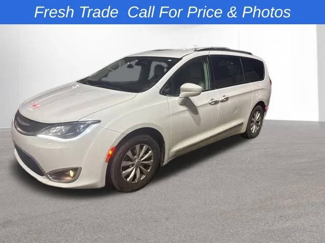 2017 Chrysler Pacifica Minivan Touring-L FWD photo