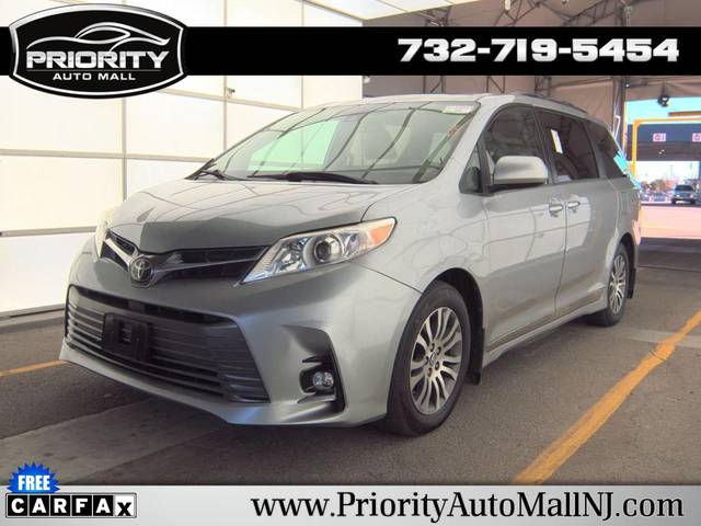2018 Toyota Sienna XLE FWD photo