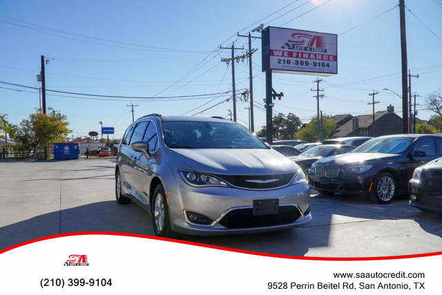 2017 Chrysler Pacifica Minivan Touring-L FWD photo