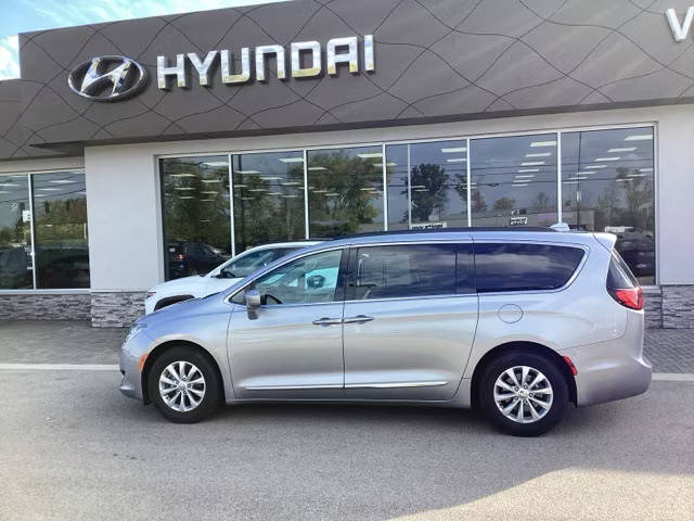 2017 Chrysler Pacifica Minivan Touring-L FWD photo