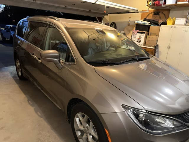 2017 Chrysler Pacifica Minivan Touring-L FWD photo