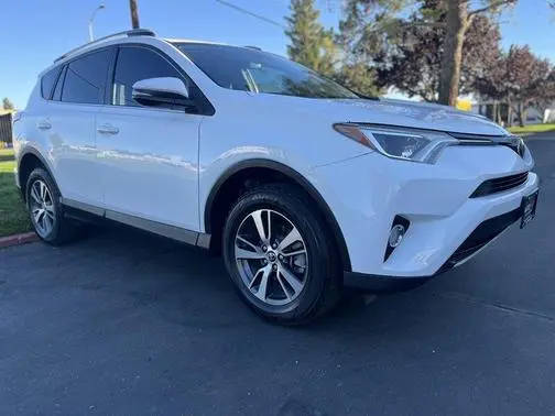 2017 Toyota RAV4 XLE FWD photo