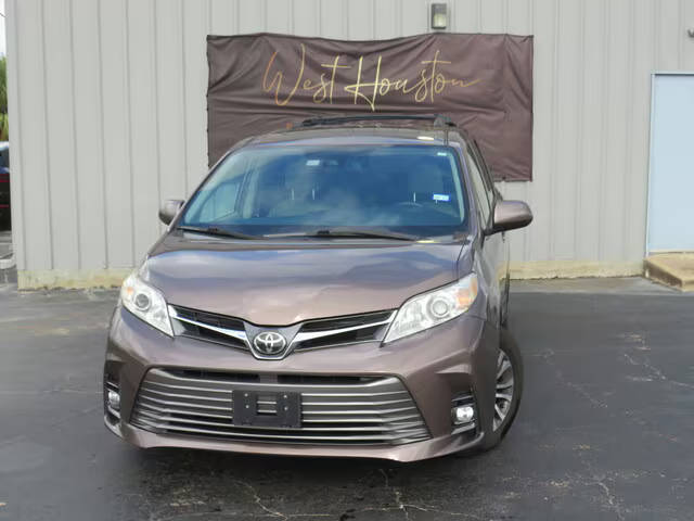 2018 Toyota Sienna XLE FWD photo