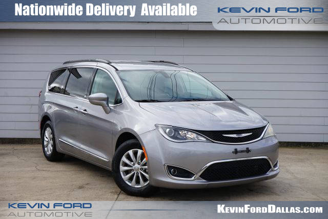 2017 Chrysler Pacifica Minivan Touring-L FWD photo