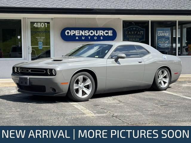 2017 Dodge Challenger SXT RWD photo