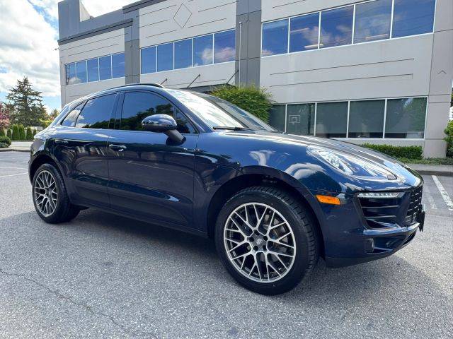 2018 Porsche Macan  AWD photo
