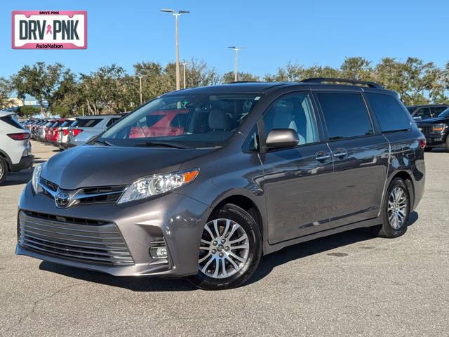 2018 Toyota Sienna XLE FWD photo