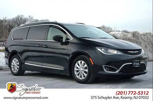 2018 Chrysler Pacifica Minivan Touring L FWD photo