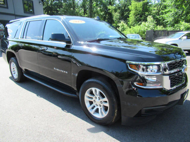 2019 Chevrolet Suburban LT 4WD photo