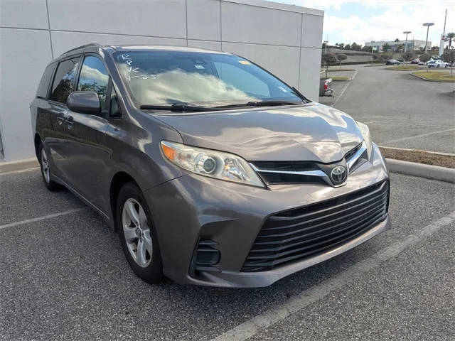2018 Toyota Sienna LE FWD photo