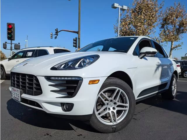 2018 Porsche Macan  AWD photo