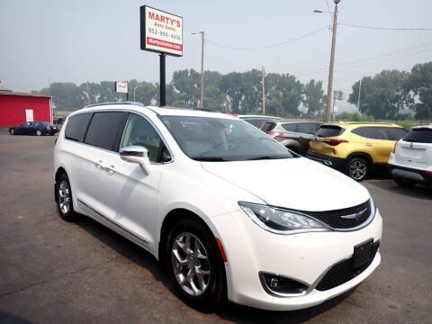 2017 Chrysler Pacifica Minivan Limited FWD photo