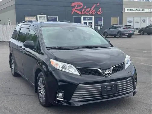 2019 Toyota Sienna XLE FWD photo