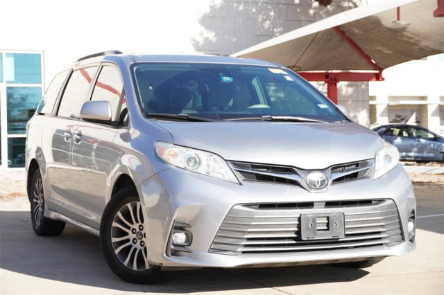 2018 Toyota Sienna XLE FWD photo