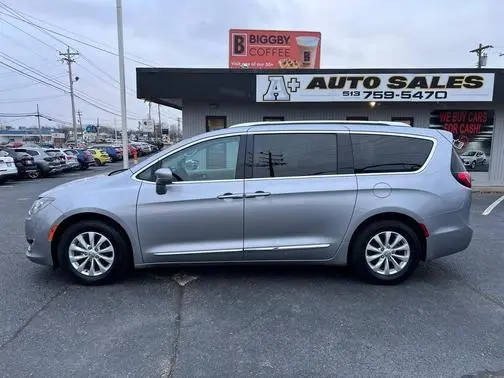 2018 Chrysler Pacifica Minivan Touring L FWD photo