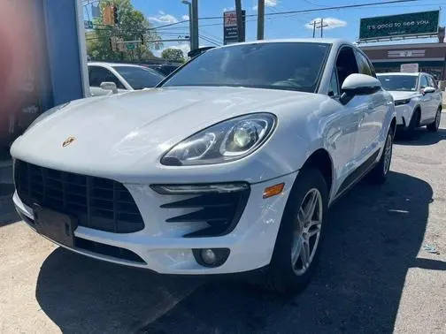 2018 Porsche Macan  AWD photo