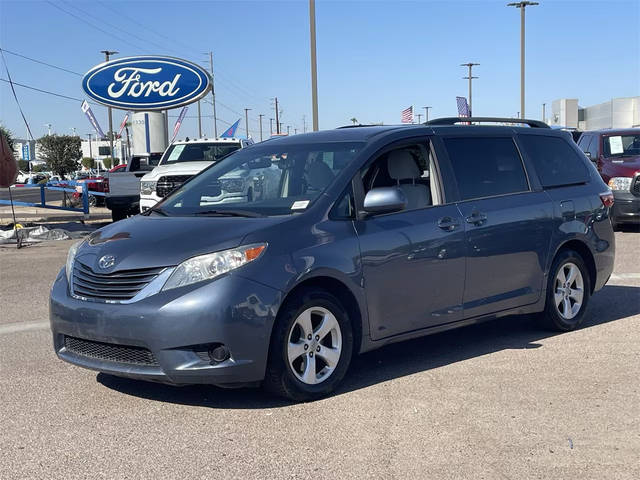 2017 Toyota Sienna LE FWD photo