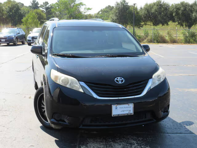 2015 Toyota Sienna LE AAS FWD photo