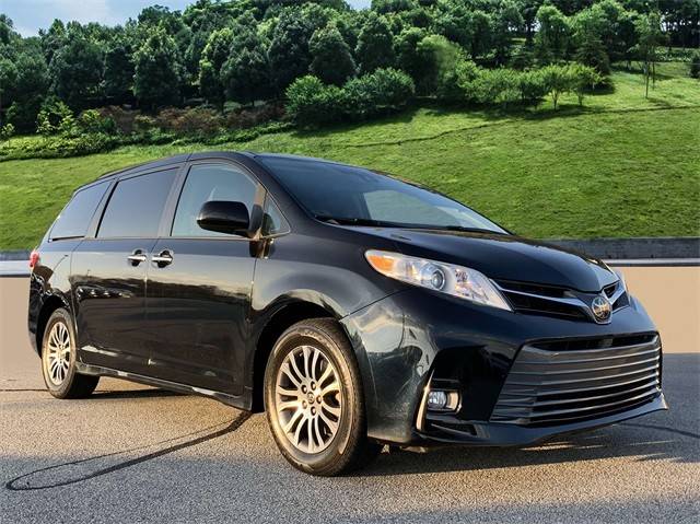 2019 Toyota Sienna XLE FWD photo