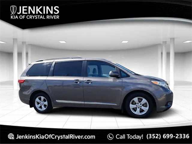 2015 Toyota Sienna LE FWD photo