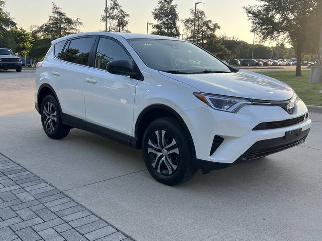 2018 Toyota RAV4 LE FWD photo
