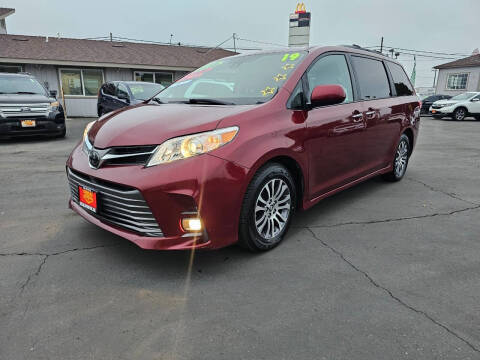 2019 Toyota Sienna XLE FWD photo