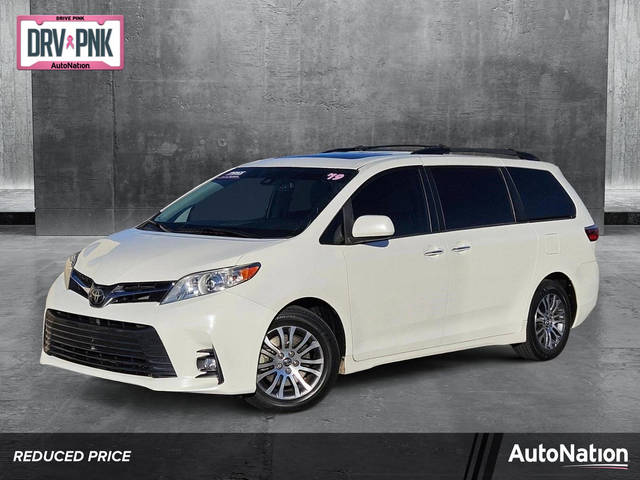 2019 Toyota Sienna XLE FWD photo