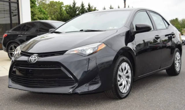 2019 Toyota Corolla LE FWD photo
