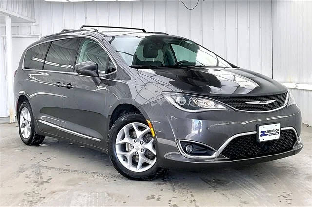 2019 Chrysler Pacifica Minivan Touring L FWD photo