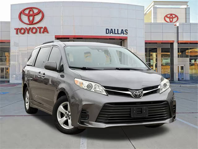 2019 Toyota Sienna LE FWD photo