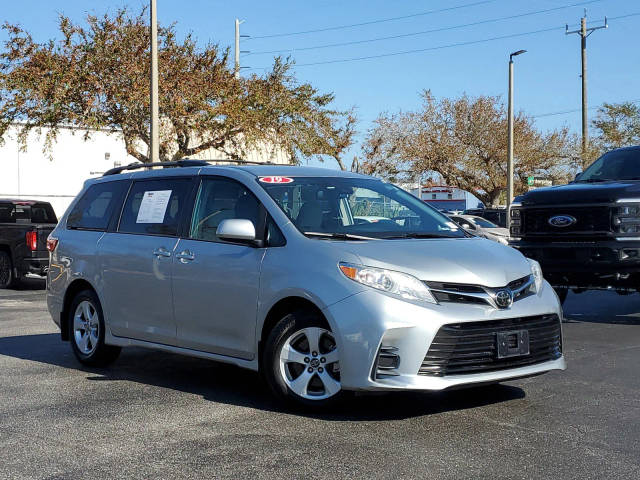 2019 Toyota Sienna LE FWD photo