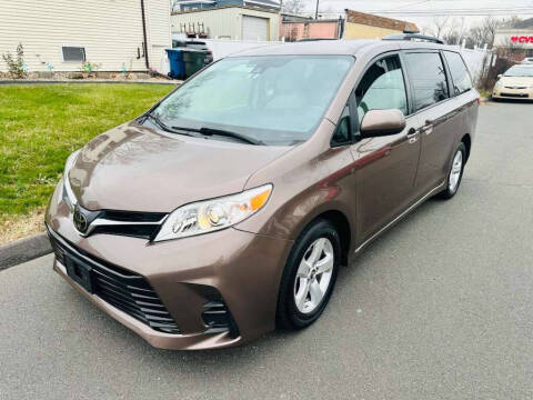 2019 Toyota Sienna LE FWD photo