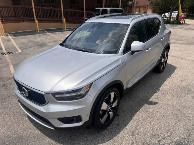 2019 Volvo XC40 Momentum FWD photo