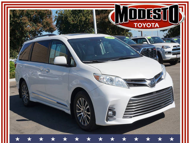 2019 Toyota Sienna XLE FWD photo