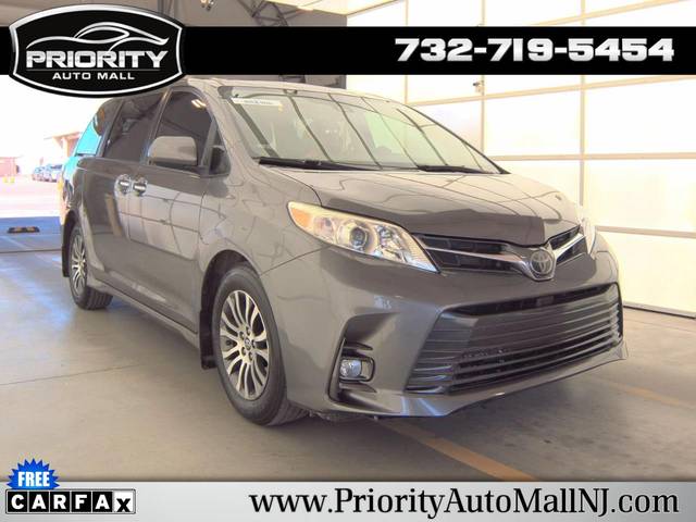 2019 Toyota Sienna XLE FWD photo