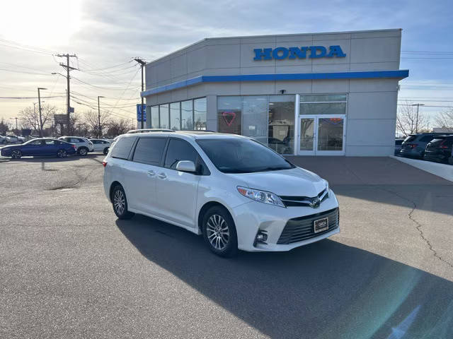 2019 Toyota Sienna XLE Premium FWD photo