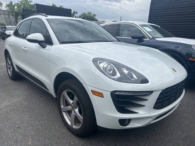 2018 Porsche Macan  AWD photo