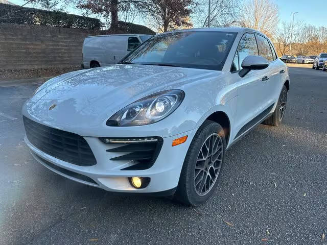 2018 Porsche Macan  AWD photo