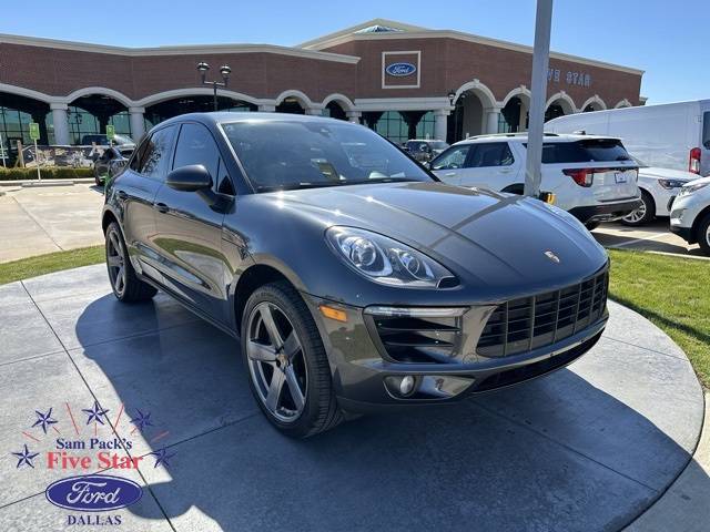 2018 Porsche Macan  AWD photo