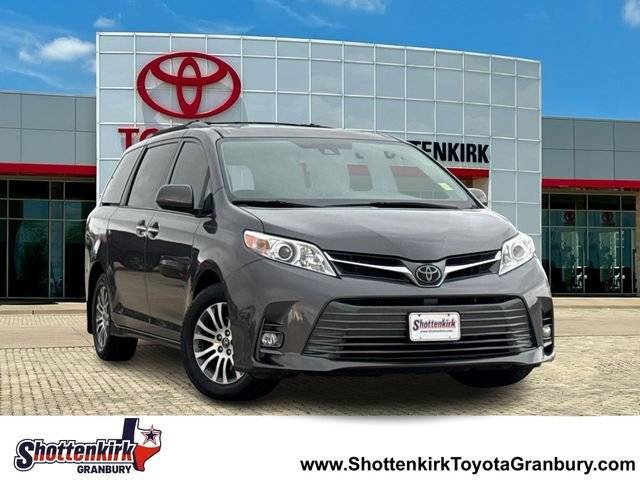 2019 Toyota Sienna XLE FWD photo