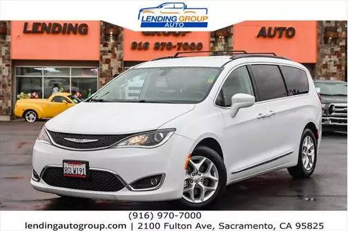 2017 Chrysler Pacifica Minivan Touring-L FWD photo