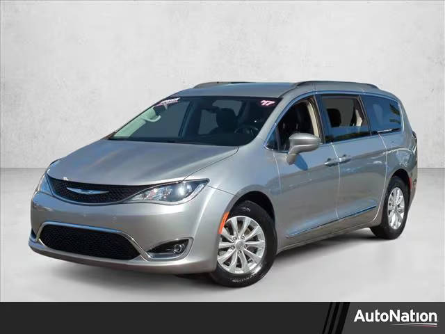 2017 Chrysler Pacifica Minivan Touring-L FWD photo