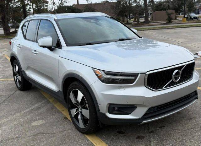 2019 Volvo XC40 Momentum AWD photo
